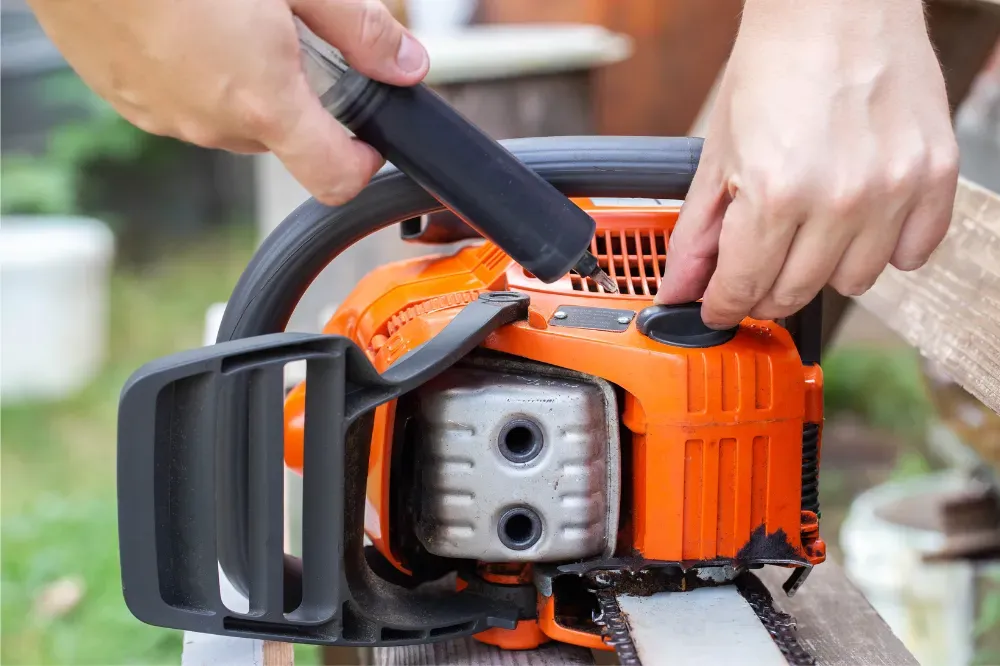 How to oil a mini chainsaw