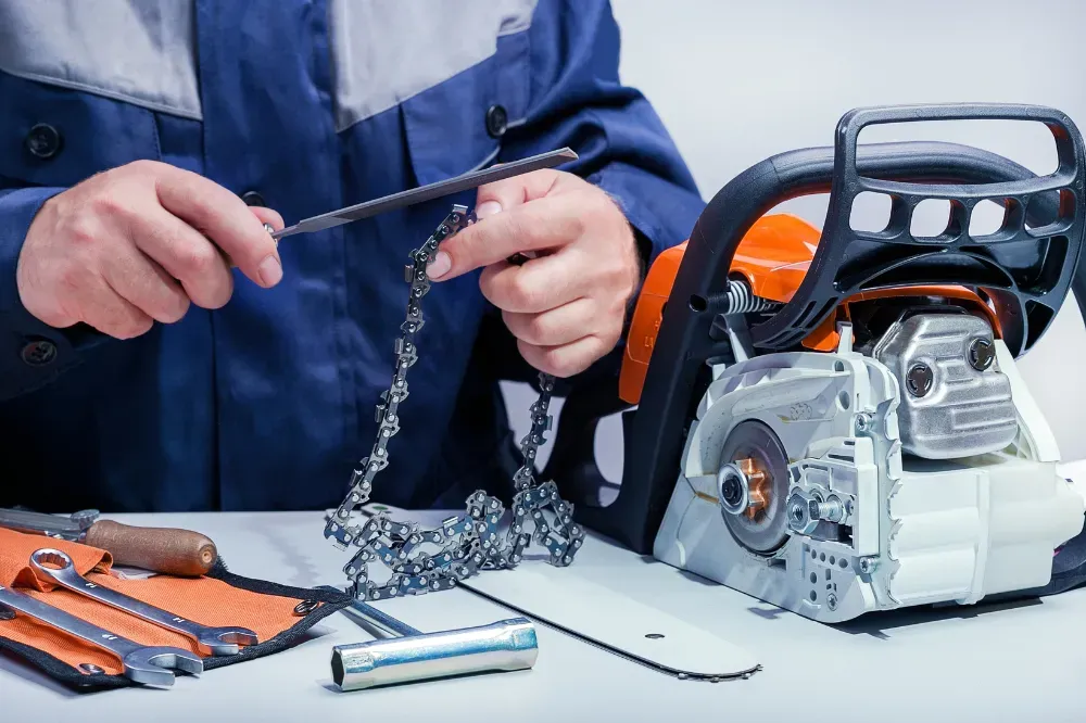 How to oil a mini chainsaw